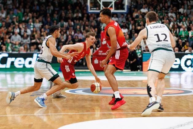 Justus Hollatz (FC Bayern Basketball) im Zweikampf mit Jordan Roland (Gladiators Trier) mit Oscar da Silva (FC Bayern Basketball) und Marten Linssen (Gladiators Trier), Vet Concept Gladiators Trier vs FC Bayern Basketball, Basketball, BBL Pokal, Viertelfinale, Saison 2025 2026, 16.11.2025 Vet Concept Gladiators Trier vs FC Bayern Basketball, Basketball, BBL Pokal, Viertelfinale, Saison 2025 2026, 16.11.2025 Copyright: xEibner-Pressefoto AlexanderxNeisx EP_ANS