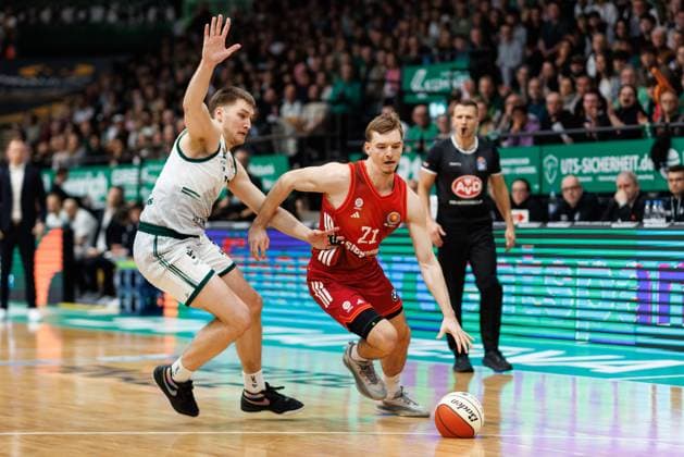 Justus Hollatz (FC Bayern Basketball) im Zweikampf mit Marten Linssen (Gladiators Trier), Vet Concept Gladiators Trier vs FC Bayern Basketball, Basketball, BBL Pokal, Viertelfinale, Saison 2025 2026, 16.11.2025 Vet Concept Gladiators Trier vs FC Bayern Basketball, Basketball, BBL Pokal, Viertelfinale, Saison 2025 2026, 16.11.2025 Copyright: xEibner-Pressefoto AlexanderxNeisx EP_ANS