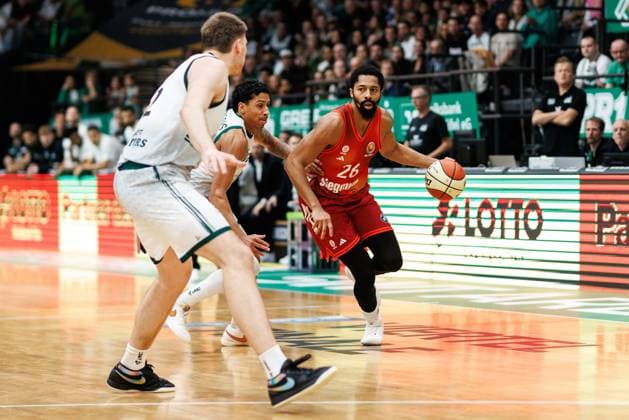 Spencer Dinwiddie (FC Bayern Basketball) im Zweikampf mit Eli Brooks (Gladiators Trier) und Marten Linssen (Gladiators Trier), Vet Concept Gladiators Trier vs FC Bayern Basketball, Basketball, BBL Pokal, Viertelfinale, Saison 2025 2026, 16.11.2025 Vet Concept Gladiators Trier vs FC Bayern Basketball, Basketball, BBL Pokal, Viertelfinale, Saison 2025 2026, 16.11.2025 Copyright: xEibner-Pressefoto AlexanderxNeisx EP_ANS