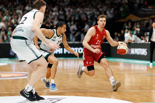 Justus Hollatz (FC Bayern Basketball) im Zweikampf mit Jordan Roland (Gladiators Trier) und Marten Linssen (Gladiators Trier), Vet Concept Gladiators Trier vs FC Bayern Basketball, Basketball, BBL Pokal, Viertelfinale, Saison 2025 2026, 16.11.2025 Vet Concept Gladiators Trier vs FC Bayern Basketball, Basketball, BBL Pokal, Viertelfinale, Saison 2025 2026, 16.11.2025 Copyright: xEibner-Pressefoto AlexanderxNeisx EP_ANS