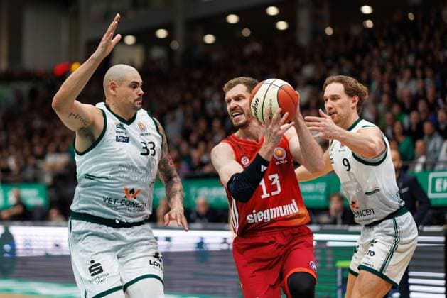 Andreas Obst (FC Bayern Basketball) im Zweikampf mit Maik Zirbes (Gladiators Trier) und Marco Hollersbacher (Gladiators Trier), Vet Concept Gladiators Trier vs FC Bayern Basketball, Basketball, BBL Pokal, Viertelfinale, Saison 2025 2026, 16.11.2025 Vet Concept Gladiators Trier vs FC Bayern Basketball, Basketball, BBL Pokal, Viertelfinale, Saison 2025 2026, 16.11.2025 Copyright: xEibner-Pressefoto AlexanderxNeisx EP_ANS