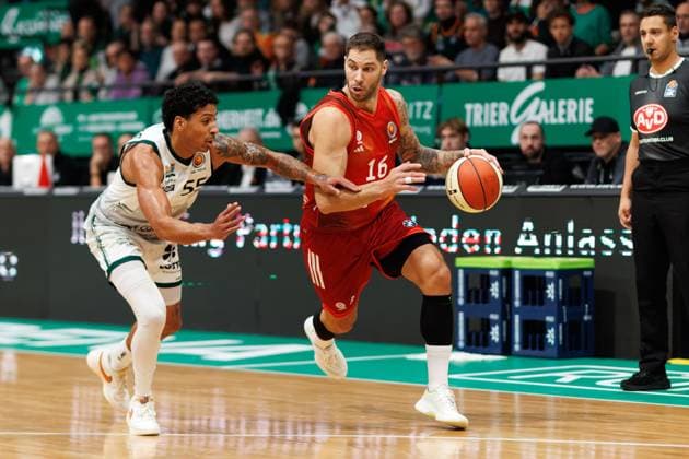 Stefan Jovic (FC Bayern Basketball) im Zweikampf mit Eli Brooks (Gladiators Trier), Vet Concept Gladiators Trier vs FC Bayern Basketball, Basketball, BBL Pokal, Viertelfinale, Saison 2025 2026, 16.11.2025 Vet Concept Gladiators Trier vs FC Bayern Basketball, Basketball, BBL Pokal, Viertelfinale, Saison 2025 2026, 16.11.2025 Copyright: xEibner-Pressefoto AlexanderxNeisx EP_ANS
