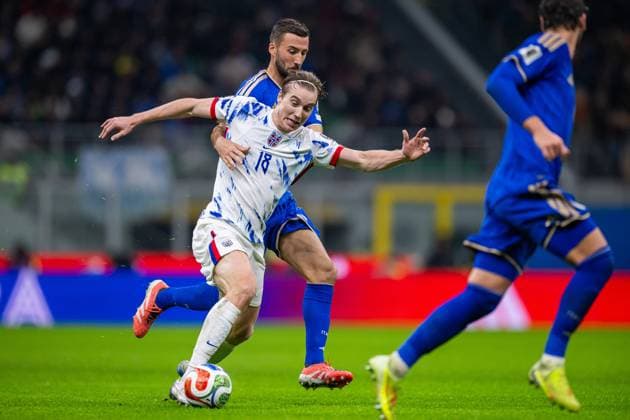 251116 Bryan Cristante of Italy and Kristian Thorstvedt of Norway during the FIFA World Cup, WM, Weltmeisterschaft, Fussball Qualifier football match between Italy and Norway on November 16, 2025 in Milan. Photo: Vegard Grott BILDBYRAN kod VG VG0836 bbeng fotball football soccer fotboll fifa world cup qualifiers european qualifiers 2026 uefa world cup qualifiers vm-kvalifisering vm kvalik vm kval norge norway italien italia italy milano Copyright: VEGARDxGRoTT BB251116VG096
