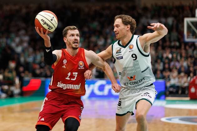 Andreas Obst (FC Bayern Basketball) im Zweikampf mit Marco Hollersbacher (Gladiators Trier), Vet Concept Gladiators Trier vs FC Bayern Basketball, Basketball, BBL Pokal, Viertelfinale, Saison 2025 2026, 16.11.2025 Vet Concept Gladiators Trier vs FC Bayern Basketball, Basketball, BBL Pokal, Viertelfinale, Saison 2025 2026, 16.11.2025 Copyright: xEibner-Pressefoto AlexanderxNeisx EP_ANS
