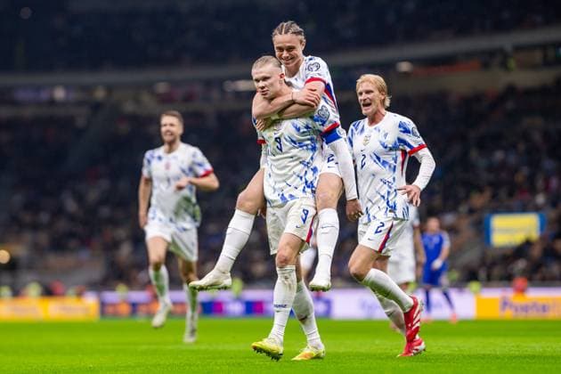 251116 Erling Braut Haaland and Thelo Aasgaard of Norway celebrate after 1-2 during the FIFA World Cup, WM, Weltmeisterschaft, Fussball Qualifier football match between Italy and Norway on November 16, 2025 in Milan. Photo: Vegard Grott BILDBYRAN kod VG VG0836 bbeng fotball football soccer fotboll fifa world cup qualifiers european qualifiers 2026 uefa world cup qualifiers vm-kvalifisering vm kvalik vm kval norge norway italien italia italy milano jubel Copyright: VEGARDxGRoTT BB251116VG102
