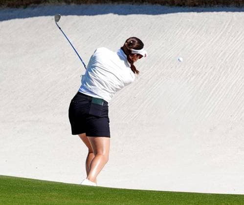 BELLEAIR, FL - NOVEMBER 16: LPGA, Golf Damen player Hannah Green plays a shot out of a green side bunker on the 7th hole during the final round of The Annika driven by Gainbridge at Pelican on November 16, 2025, at the Pelican Golf Club in Belleair, Florida. (Photo by Brian Spurlock Icon Sportswire). GOLF: NOV 16 LPGA The ANNIKA EDITORIAL USE ONLY Icon25111686