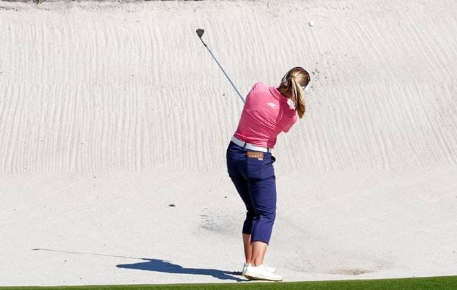 BELLEAIR, FL - NOVEMBER 16: LPGA, Golf Damen player Brooke Henderson plays a shot out of a green side bunker on the 7th hole during the final round of The Annika driven by Gainbridge at Pelican on November 16, 2025, at the Pelican Golf Club in Belleair, Florida. (Photo by Brian Spurlock Icon Sportswire). GOLF: NOV 16 LPGA The ANNIKA EDITORIAL USE ONLY Icon25111689