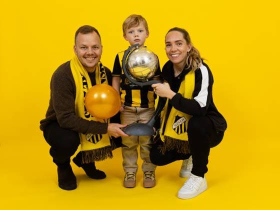 251116 Häckens Elin Rubensson med familj jublar med Kronprinsessan Victorias pokal efter vinsten i Damallsvenskan och fotbollsmatchen i Damallsvenskan mellan Häcken och Pitea den 16 november 2025 i Göteborg. Copyright: MICHAELxERICHSEN BB251116MI193