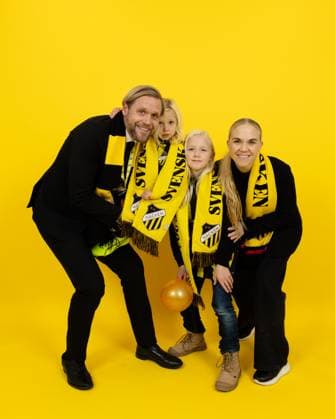 251116 Häckens klubbdirektör Marcus Jodin med familj jublar med Kronprinsessan Victorias pokal efter vinsten i Damallsvenskan och fotbollsmatchen i Damallsvenskan mellan Häcken och Pitea den 16 november 2025 i Göteborg. Copyright: MICHAELxERICHSEN BB251116MI200