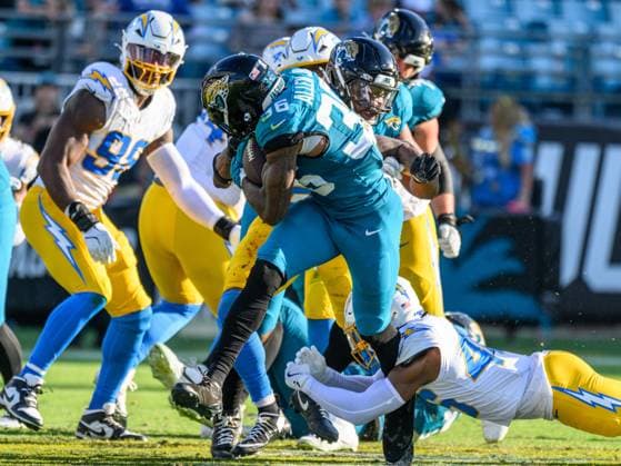 NFL, American Football Herren, USA 2025: Chargers Vs Jaguars NOV 16 November 16, 2025: Jacksonville Jaguars running back LeQuint Allen Jr. (36) runs with the ball in the second half during a game against the Los Angeles Chargers in Jacksonville, FL. Romeo T Guzman Cal Media(Credit Image: Romeo Guzman Cal Sport Media) Jacksonville Fl USA EDITORIAL USE ONLY Copyright: xx ZUMA-20251116_faf_cg2_027.jpg RomeoxGuzmanx csmphotothree443984