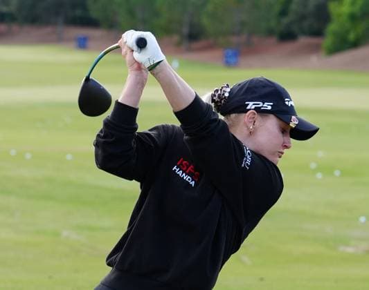 BELLEAIR, FL - NOVEMBER 16: LPGA, Golf Damen golfer Charley Hull warms up during the final round of The Annika driven by Gainbridge at Pelican on November 16, 2025, at the Pelican Golf Club in Belleair, Florida. (Photo by Brian Spurlock Icon Sportswire). GOLF: NOV 16 LPGA The ANNIKA EDITORIAL USE ONLY Icon25111630