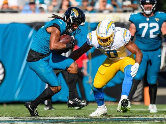 November 16, 2025: Jacksonville Jaguars wide receiver Tim Patrick (17) makes a catch and tackled by Los Angeles Chargers linebacker Daiyan Henley (0) in the second half during a game in Jacksonville, FL. Romeo T Guzman Cal Media Jacksonville USA - ZUMAcg2_ 20251116_faf_cg2_024 Copyright: xRomeoxGuzmanx