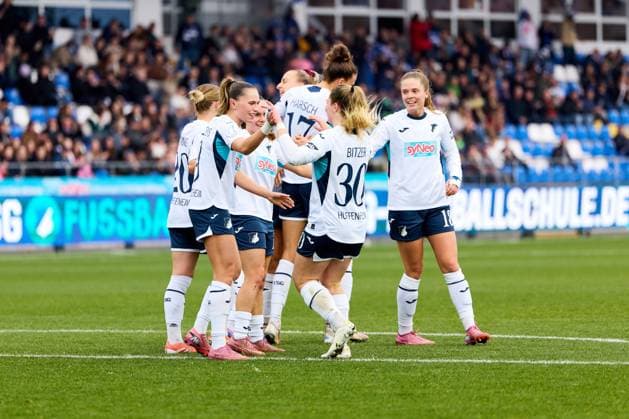 Jill Janssens (9; TSG Hoffenheim Frauen), Valesca Ampoorter (18; TSG Hoffenheim Frauen) und Vanessa Diehm (6; TSG Hoffenheim Frauen) feiern gemeinsam auf dem Spielfeld DFB-Pokal der Frauen: TSG Hoffenheim gegen Eintracht Frankfurt, im Dietmar-Hopp Stadion in Hoffenheim. Spieler feiern gemeinsam