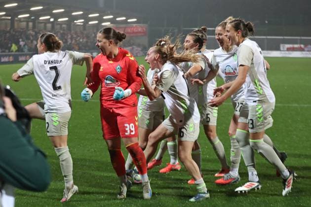 DFB-Pokal Frauen: RB Leipzig - SV Werder Bremen; 16.11.2025 Großer Jubel bei Torwart Mariella El Sherif (39, Werder Bremen) und ihrem Team. Fußball, DFB-Pokal Frauen, Saison 2025 2026, Achtelfinale: RB Leipzig vs. SV Werder Bremen am 16.11.2025, Trainingszentrum Cottaweg, Leipzig. DFB REGULATIONS PROHIBIT ANY USE OF PHOTOGRAPHS AS IMAGE SEQUENCES AND OR QUASI-VIDEO. Copyright: xBEAUTIFULxSPORTS JanxKaeferx