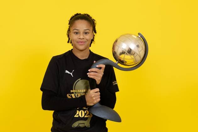 251116 Häckens Felicia Schröder jublar med Kronprinsessan Victorias pokal efter vinsten i Damallsvenskan och fotbollsmatchen i Damallsvenskan mellan Häcken och Pitea den 16 november 2025 i Göteborg. Copyright: MICHAELxERICHSEN BB251116MI206