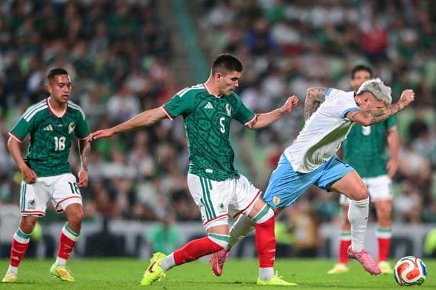 MEXICO VS URUGUAY - PARTIDO AMISTOSO - 15 DE NOVIEMBRE 2025 TORREON COAHUILA, MEXICO. NOVEMBER 15th: Johan Vazsquez 5 of Mexico competes for the ball with Guillermo Varela 13 of Uruguay during the Friendly match between Mexico and Uruguay, held at the TSM Corona stadium, in Torreon Coahuila,Mexico. (PHOTO BY KIKE TERRAZAS STRAFFONIMAGES IMAGO MANDATORY CREDIT EDITORIAL USE Copyright: xKIKExTERRAZASx