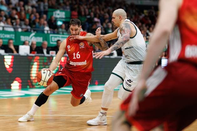 Stefan Jovic (FC Bayern Basketball) im Zweikampf mit Maik Zirbes (Gladiators Trier), Vet Concept Gladiators Trier vs FC Bayern Basketball, Basketball, BBL Pokal, Viertelfinale, Saison 2025 2026, 16.11.2025 Vet Concept Gladiators Trier vs FC Bayern Basketball, Basketball, BBL Pokal, Viertelfinale, Saison 2025 2026, 16.11.2025 Copyright: xEibner-Pressefoto AlexanderxNeisx EP_ANS