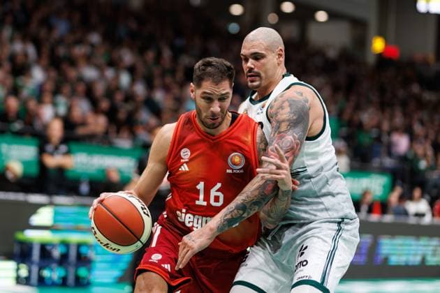 Stefan Jovic (FC Bayern Basketball) im Zweikampf mit Maik Zirbes (Gladiators Trier), Vet Concept Gladiators Trier vs FC Bayern Basketball, Basketball, BBL Pokal, Viertelfinale, Saison 2025 2026, 16.11.2025 Vet Concept Gladiators Trier vs FC Bayern Basketball, Basketball, BBL Pokal, Viertelfinale, Saison 2025 2026, 16.11.2025 Copyright: xEibner-Pressefoto AlexanderxNeisx EP_ANS