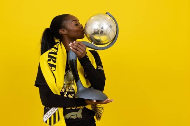 251116 Häckens Monica Jusu Bah poserar med Kronprinsessan Victorias pokal efter vinsten i Damallsvenskan och fotbollsmatchen i Damallsvenskan mellan Häcken och Pitea den 16 november 2025 i Göteborg. Copyright: MICHAELxERICHSEN BB251116MI225