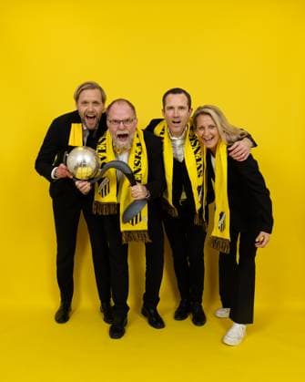 251116 Häckens klubbdirektör Marcus Jodin, ordförande Anders Billström, fotbollschef Martin Ericsson och vice klubbchef kommunikationschef Malin FahlÃ n jublar med Kronprinsessan Victorias pokal efter vinsten i Damallsvenskan och fotbollsmatchen i Damallsvenskan mellan Häcken och Pitea den 16 november 2025 i Göteborg. Copyright: MICHAELxERICHSEN BB251116MI230