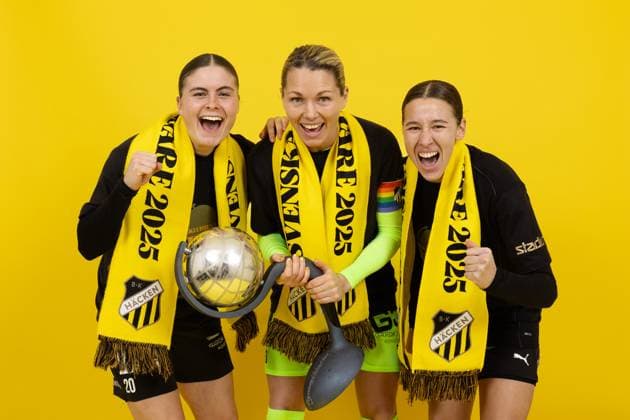 251116 Häckens Hanna Wijk, malvakt Jennifer Falk och Tabby Tindell poserar med Kronprinsessan Victorias pokal efter vinsten i Damallsvenskan och fotbollsmatchen i Damallsvenskan mellan Häcken och Pitea den 16 november 2025 i Göteborg. Copyright: MICHAELxERICHSEN BB251116MI242