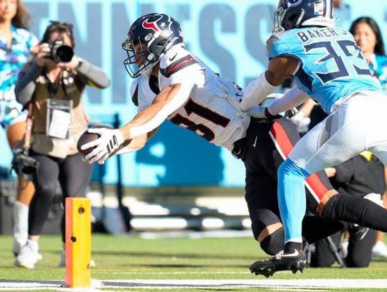 November 16, 2025, Nashville, Tennessee, USA: Titans linebacker CEDRIC GRAY (33) pushes Texans wide receiver JAYDEN HIGGINS (81) out of bounds short of the pylon after a catch during an NFL, American Football Herren, USA game between the Tennessee Titans and the Houston Texans on November 16, 2025 in Nashville, Tennessee. The Texans won, 16-13. Nashville USA - ZUMAc201 20251116_zap_c201_067 Copyright: xScottxColemanx