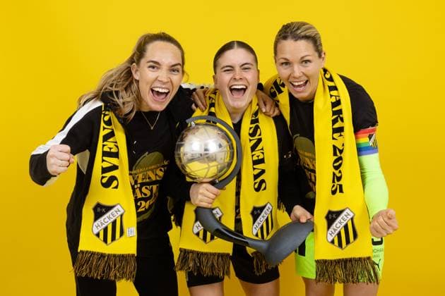 251116 Häckens Elin Rubensson, Hanna Wijk och malvakt Jennifer Falk jublar med Kronprinsessan Victorias pokal efter vinsten i Damallsvenskan och fotbollsmatchen i Damallsvenskan mellan Häcken och Pitea den 16 november 2025 i Göteborg. Copyright: MICHAELxERICHSEN BB251116MI245