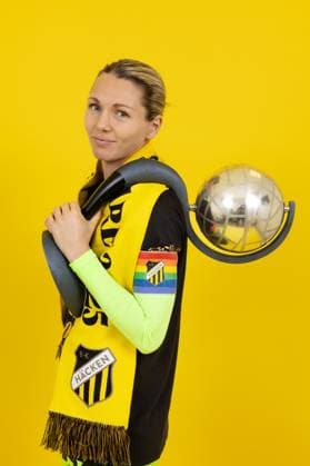 251116 Häckens malvakt Jennifer Falk poserar med Kronprinsessan Victorias pokal efter vinsten i Damallsvenskan och fotbollsmatchen i Damallsvenskan mellan Häcken och Pitea den 16 november 2025 i Göteborg. *** 251116 Häckens goalkeeper Jennifer Falk poses with Crown Princess Victorias trophy after the win in Damallsvenskan and the football match in Damallsvenskan between Häcken and Pitea on November 16, 2025 in Gothenburg  Copyright: MICHAELxERICHSEN BB251116MI246