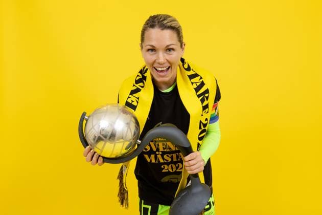 251116 Häckens malvakt Jennifer Falk jublar med Kronprinsessan Victorias pokal efter vinsten i Damallsvenskan och fotbollsmatchen i Damallsvenskan mellan Häcken och Pitea den 16 november 2025 i Göteborg. Copyright: MICHAELxERICHSEN BB251116MI252