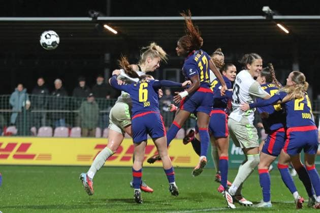 DFB-Pokal Frauen: RB Leipzig - SV Werder Bremen; 16.11.2025 Im Kopfball-Duell geht es richtig zur Sache, Action. Fußball, DFB-Pokal Frauen, Saison 2025 2026, Achtelfinale: RB Leipzig vs. SV Werder Bremen am 16.11.2025, Trainingszentrum Cottaweg, Leipzig. DFB REGULATIONS PROHIBIT ANY USE OF PHOTOGRAPHS AS IMAGE SEQUENCES AND OR QUASI-VIDEO. Copyright: xBEAUTIFULxSPORTS JanxKaeferx