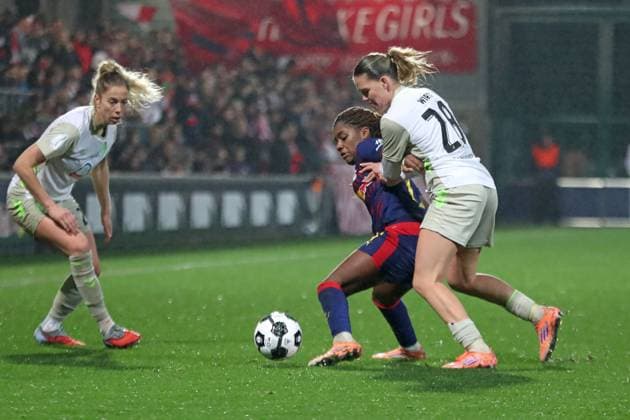 DFB-Pokal Frauen: RB Leipzig - SV Werder Bremen; 16.11.2025 Delice Boboy (17, RB Leipzig) im Duell mit Juliane Wirtz (28, Werder Bremen). Fußball, DFB-Pokal Frauen, Saison 2025 2026, Achtelfinale: RB Leipzig vs. SV Werder Bremen am 16.11.2025, Trainingszentrum Cottaweg, Leipzig. DFB REGULATIONS PROHIBIT ANY USE OF PHOTOGRAPHS AS IMAGE SEQUENCES AND OR QUASI-VIDEO. Copyright: xBEAUTIFULxSPORTS JanxKaeferx