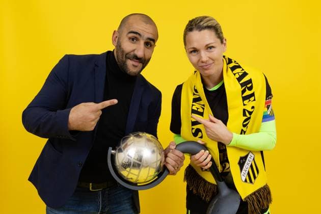 251116 Häckens tränare Mak Lind och malvakt Jennifer Falk jublar med Kronprinsessan Victorias pokal efter vinsten i Damallsvenskan och fotbollsmatchen i Damallsvenskan mellan Häcken och Pitea den 16 november 2025 i Göteborg. Copyright: MICHAELxERICHSEN BB251116MI266