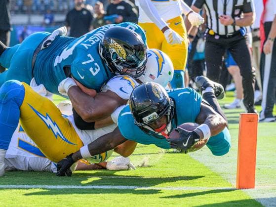 November 16, 2025, Jacksonville,Florida, USA: Jacksonville Jaguars running back TRAVIS ETIENNE JR. (1) dives for the pylon to score in the second half during a game against the Los Angeles Chargers in Jacksonville. Jacksonville USA - ZUMAcg2_ 20251116_faf_cg2_001 Copyright: xRomeoxGuzmanx