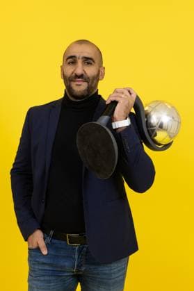 251116 Häckens tränare Mak Lind poserar med Kronprinsessan Victorias pokal efter vinsten i Damallsvenskan och fotbollsmatchen i Damallsvenskan mellan Häcken och Pitea den 16 november 2025 i Göteborg. Copyright: MICHAELxERICHSEN BB251116MI271