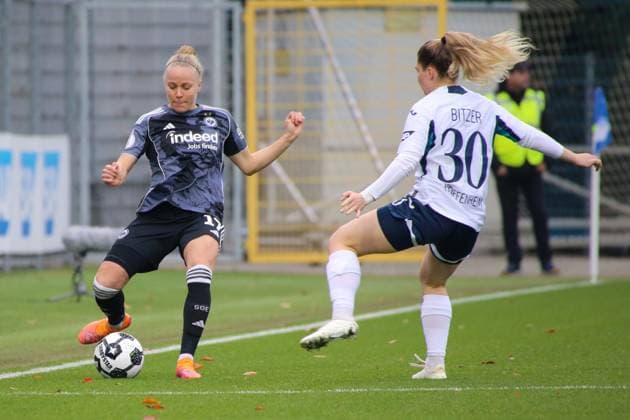 16.11.2025, xgrfx, Fussball DFB Pokal Frauen Achtelfinale , TSG Hoffenheim - Eintracht Frankfurt v.l. Pia-Sophie Wolter (Eintracht Frankfurt), Nadine Bitzer (TSG Hoffenheim) (DFL DFB REGULATIONS PROHIBIT ANY USE OF PHOTOGRAPHS as IMAGE SEQUENCES and or QUASI-VIDEO) Dietmar-Hopp Stadion