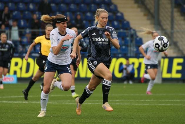 16.11.2025, xgrfx, Fussball DFB Pokal Frauen Achtelfinale , TSG Hoffenheim - Eintracht Frankfurt v.l. Wielle Douma (TSG Hoffenheim), Rebecka Blomqvist (Eintracht Frankfurt) (DFL DFB REGULATIONS PROHIBIT ANY USE OF PHOTOGRAPHS as IMAGE SEQUENCES and or QUASI-VIDEO) Dietmar-Hopp Stadion
