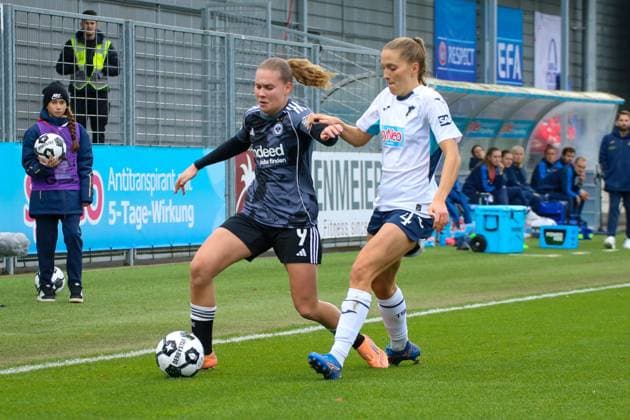 16.11.2025, xgrfx, Fussball DFB Pokal Frauen Achtelfinale , TSG Hoffenheim - Eintracht Frankfurt v.l. Jarne Teulings (Eintracht Frankfurt), Lisann Kaut (TSG Hoffenheim) (DFL DFB REGULATIONS PROHIBIT ANY USE OF PHOTOGRAPHS as IMAGE SEQUENCES and or QUASI-VIDEO) Dietmar-Hopp Stadion