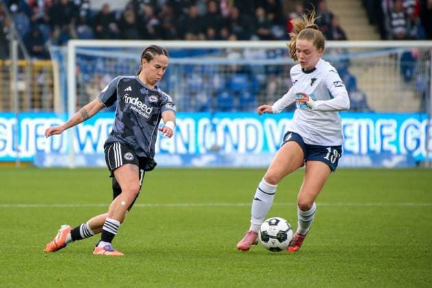 16.11.2025, xgrfx, Fussball DFB Pokal Frauen Achtelfinale , TSG Hoffenheim - Eintracht Frankfurt v.l. Geraldine Reuteler (Eintracht Frankfurt), Valesca Ampoorter (TSG Hoffenheim) (DFL DFB REGULATIONS PROHIBIT ANY USE OF PHOTOGRAPHS as IMAGE SEQUENCES and or QUASI-VIDEO) Dietmar-Hopp Stadion