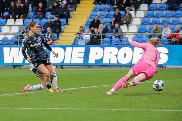 16.11.2025, xgrfx, Fussball DFB Pokal Frauen Achtelfinale , TSG Hoffenheim - Eintracht Frankfurt v.l. Tor, Ereleta Memeti (Eintracht Frankfurt) (DFL DFB REGULATIONS PROHIBIT ANY USE OF PHOTOGRAPHS as IMAGE SEQUENCES and or QUASI-VIDEO) Dietmar-Hopp Stadion