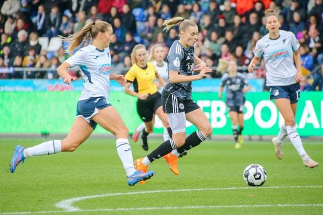16.11.2025, xgrfx, Fussball DFB Pokal Frauen Achtelfinale , TSG Hoffenheim - Eintracht Frankfurt v.l. Lisann Kaut (TSG Hoffenheim), Laura Freigang (Eintracht Frankfurt) (DFL DFB REGULATIONS PROHIBIT ANY USE OF PHOTOGRAPHS as IMAGE SEQUENCES and or QUASI-VIDEO) Dietmar-Hopp Stadion