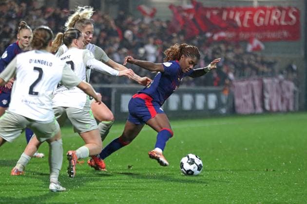 DFB-Pokal Frauen: RB Leipzig - SV Werder Bremen; 16.11.2025 Delice Boboy (17, RB Leipzig) entwischt den Gegnerinnen. Fußball, DFB-Pokal Frauen, Saison 2025 2026, Achtelfinale: RB Leipzig vs. SV Werder Bremen am 16.11.2025, Trainingszentrum Cottaweg, Leipzig. DFB REGULATIONS PROHIBIT ANY USE OF PHOTOGRAPHS AS IMAGE SEQUENCES AND OR QUASI-VIDEO. Copyright: xBEAUTIFULxSPORTS JanxKaeferx