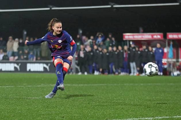 DFB-Pokal Frauen: RB Leipzig - SV Werder Bremen; 16.11.2025 Annabel Schasching (16, RB Leipzig) schießt einen Elfmeter. Fußball, DFB-Pokal Frauen, Saison 2025 2026, Achtelfinale: RB Leipzig vs. SV Werder Bremen am 16.11.2025, Trainingszentrum Cottaweg, Leipzig. DFB REGULATIONS PROHIBIT ANY USE OF PHOTOGRAPHS AS IMAGE SEQUENCES AND OR QUASI-VIDEO. Copyright: xBEAUTIFULxSPORTS JanxKaeferx