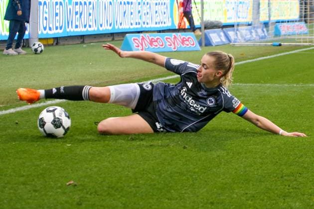 16.11.2025, xgrfx, Fussball DFB Pokal Frauen Achtelfinale , TSG Hoffenheim - Eintracht Frankfurt v.l. Laura Freigang (Eintracht Frankfurt) (DFL DFB REGULATIONS PROHIBIT ANY USE OF PHOTOGRAPHS as IMAGE SEQUENCES and or QUASI-VIDEO) Dietmar-Hopp Stadion