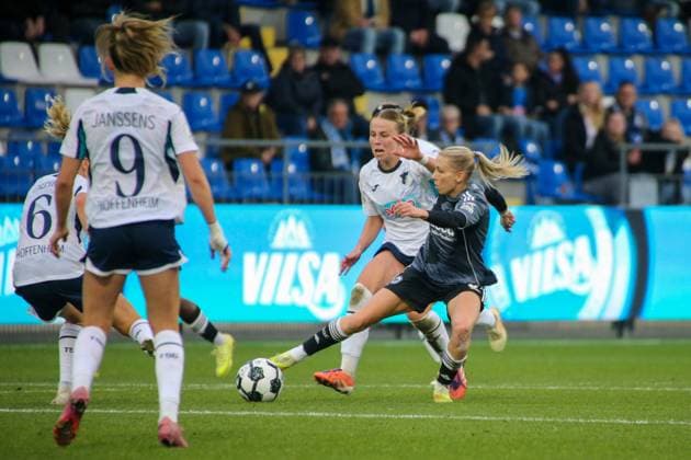 16.11.2025, xgrfx, Fussball DFB Pokal Frauen Achtelfinale , TSG Hoffenheim - Eintracht Frankfurt v.l. Vanessa Diehm (TSG Hoffenheim), Elisa Senß (Eintracht Frankfurt) (DFL DFB REGULATIONS PROHIBIT ANY USE OF PHOTOGRAPHS as IMAGE SEQUENCES and or QUASI-VIDEO) Dietmar-Hopp Stadion