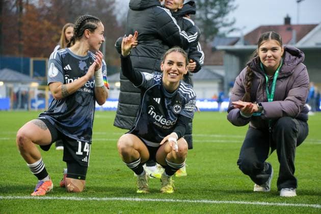 16.11.2025, xgrfx, Fussball DFB Pokal Frauen Achtelfinale , TSG Hoffenheim - Eintracht Frankfurt v.l. Geraldine Reuteler, Ereleta Memeti, Sophia Winkler (Eintracht Frankfurt) (DFL DFB REGULATIONS PROHIBIT ANY USE OF PHOTOGRAPHS as IMAGE SEQUENCES and or QUASI-VIDEO) Dietmar-Hopp Stadion