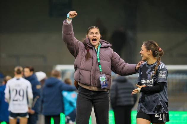 Sinsheim, Deutschland 16. November 2025: DFB Pokal Frauen - 1 8 Finale - 2025 2026 - TSG 1899 Hoffenheim vs. Eintracht Frankfurt Im Bild: v.li. Torhüterin Sophia Winkler (SGE) und Ereleta memeti (SGE) beim Abschlussjubel nach dem Sieg gegen TSG Hoffenheim und der damit garantierte Einzug ins DFB Pokal Viertelfinale DFB regulations prohibit any use of photographs as image sequences and or quasi-video. Dietmar-Hopp-Stadion Baden Württemberg Copyright: xFotostandx xFantinix