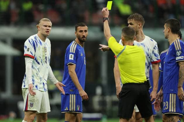 CALCIO - FIFA Mondiali - Qualifiers - Italy vs Norway Milan, Italy November 16, 2025: Alejandro Hernandez (esp) show hello card for Erling Haaland of Norway during the match between Italy and Norway, Group I, valid for the European qualifiers for the 2026 FIFA World Cup, WM, Weltmeisterschaft, Fussball will be played at the Giuseppe Meazza - San Siro stadium in Milan. Milan Italy  Copyright: xIPAxSport ABACAx