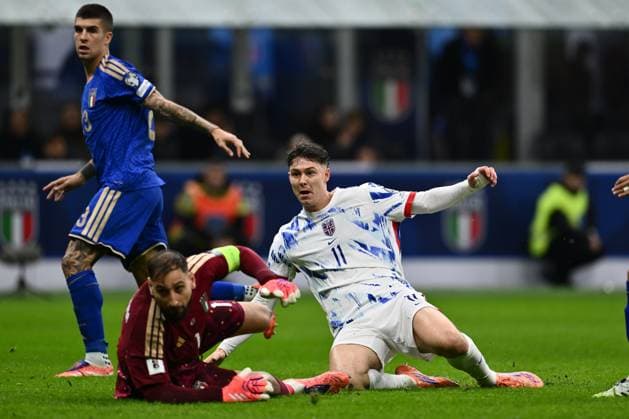 Jorgen Strand Larsen (NOR) scores the goal for 1-4 during the FIFA 2026 World Cup Qualifying Round Matchday 10 between Italy and Norway at San Siro Stadium on November 16, 2025 in Milan, Italy.  Copyright: xDomenicoxCippitelli IPAxSportx xipa-agency.netx xx IPA_68038041 IPA_Agency_IPA68038041