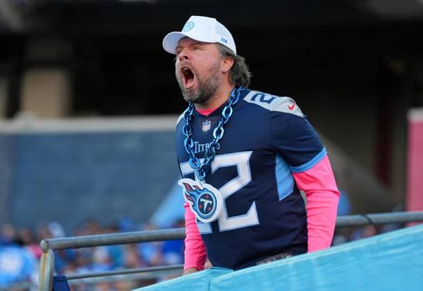 November 16, 2025, Nashville, Tennessee, USA: A Tennessee Titans fan reacts to a play during an NFL, American Football Herren, USA game between the Titans and the Houston Texans on November 16, 2025 in Nashville, Tennessee. The Texans won, 16-13. Nashville USA - ZUMAc201 20251116_zap_c201_037 Copyright: xScottxColemanx