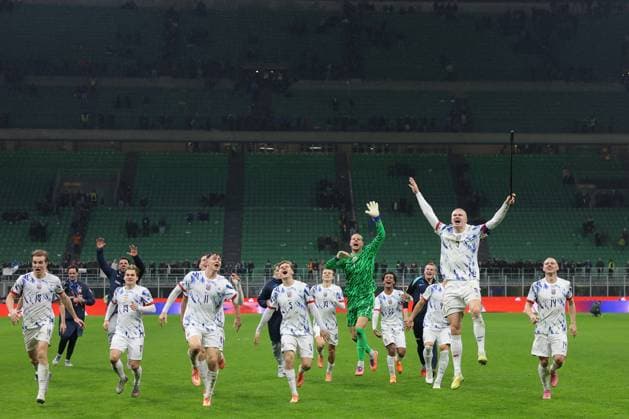 Milan, Italy, 16th November 2025. Erling Haaland of Norway leads his team mates as they celebrate in front of the fans following the final whistle of the Italy vs Norway FIFA World Cup, WM, Weltmeisterschaft, Fussball European Qualifying match at Giuseppe Meazza, Milan. Picture credit should read: Jonathan Moscrop Sportimage EDITORIAL USE ONLY. No use with unauthorised audio, video, data, fixture lists, club league logos or live services. Online in-match use limited to 120 images, no video emulation. No use in betting, games or single club league player publications. SPI_026_JM_ITALY_NORWAY_EQ SPI-4294-0026